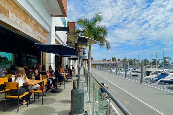 people_eating_outside