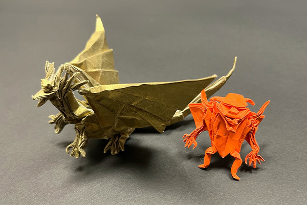 今のOrigami界のスター：Shuki Kato氏のドラゴン（左）と、  折り紙界の大御所：前川淳氏の「悪魔その2」（右）
