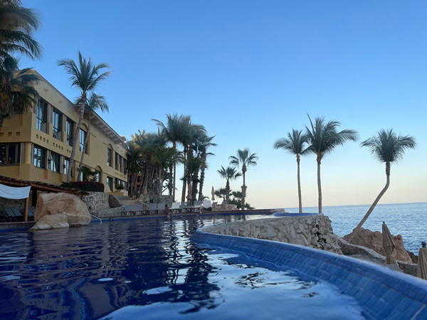 海を見ながら入れるプール