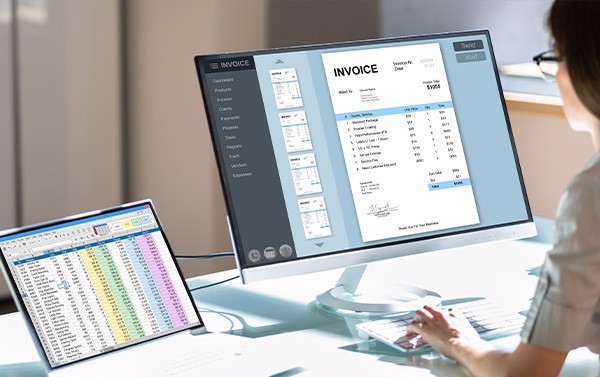 Invoiceを処理する女性