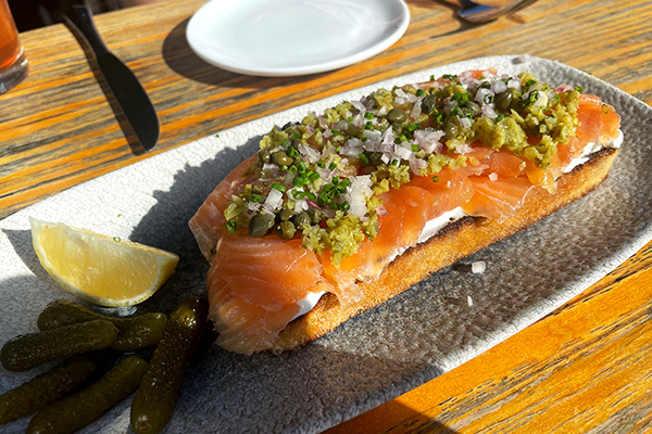 スモークサーモンのタルティーヌ