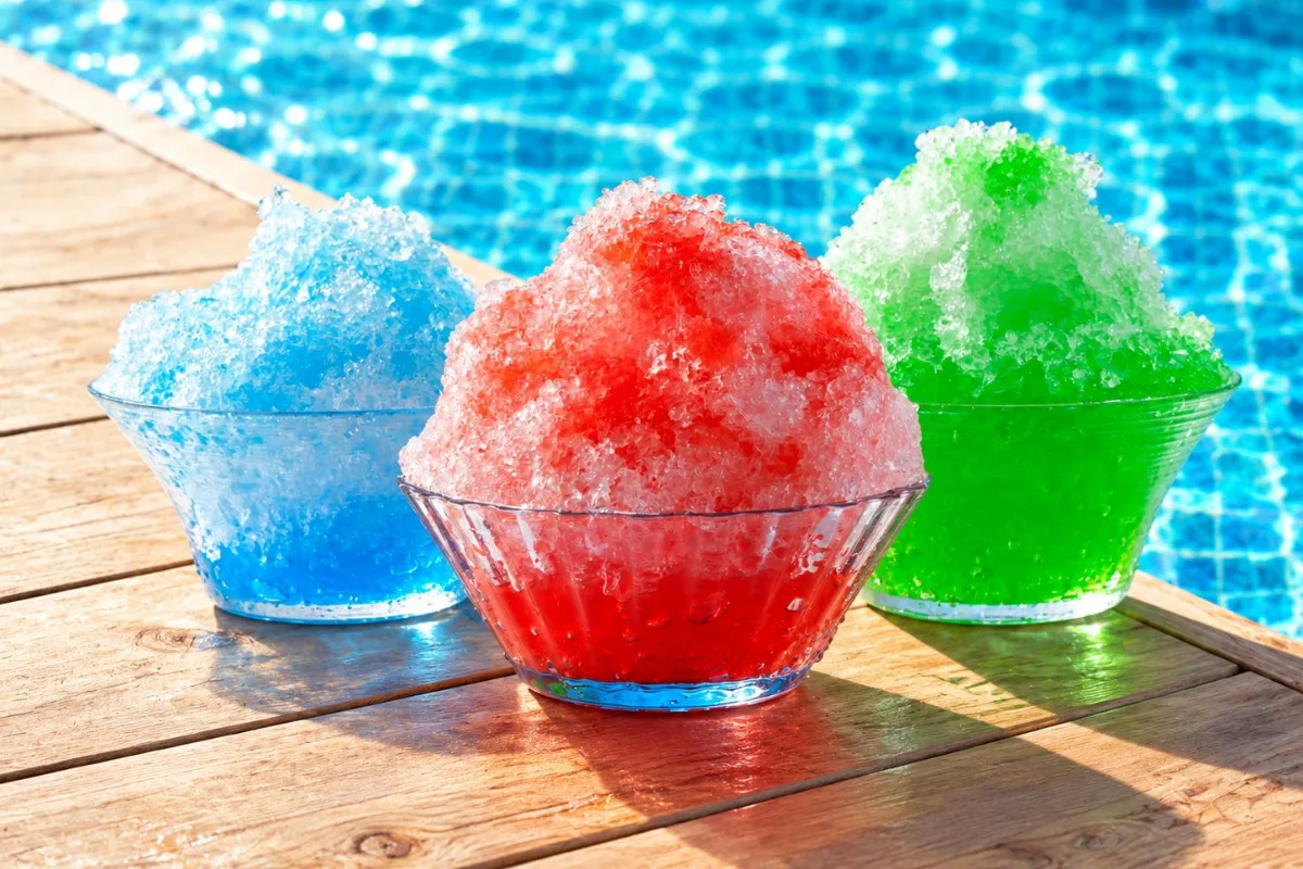 プールサイドに並んだ3色のかき氷