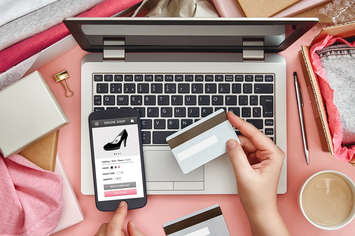 クレジットカードを使ってオンラインでファッションアイテムを購入する女性。