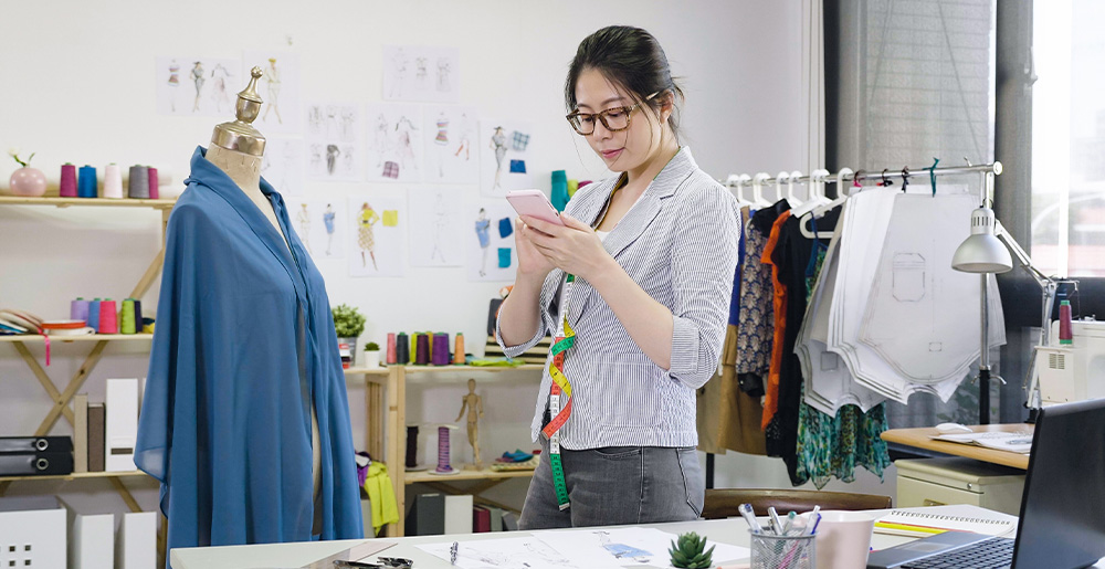 ファッション業界で働く女性。