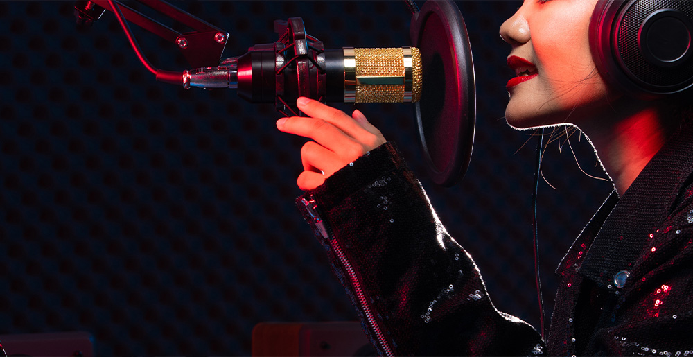 アジア系ミュージシャンが歌を収録している様子