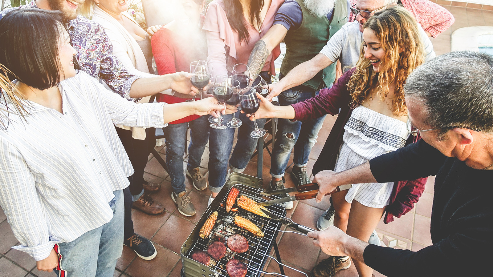 BBQをしながらワインで乾杯