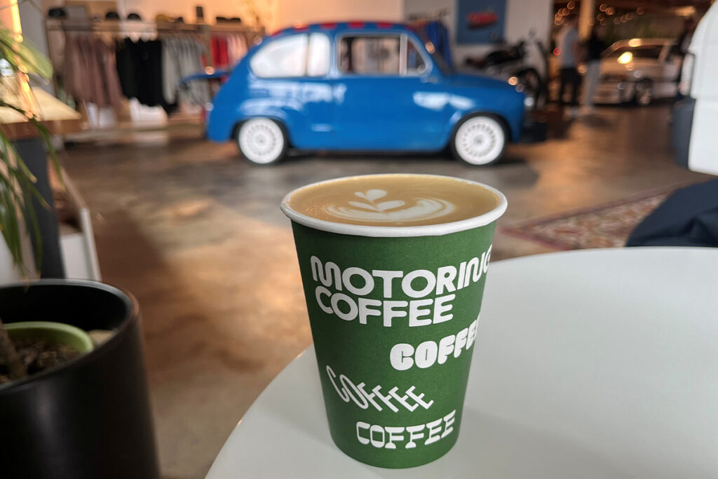 Motoring Coffee 店内　コーヒーと共に