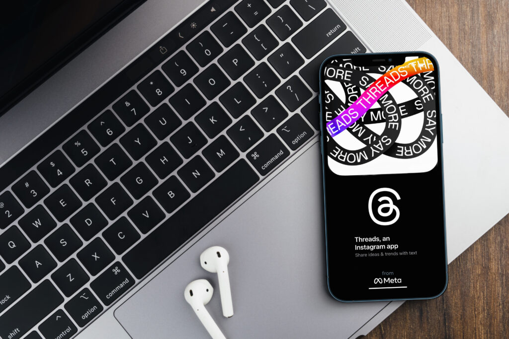 Threadsが映し出されたスマートフォンとパソコン