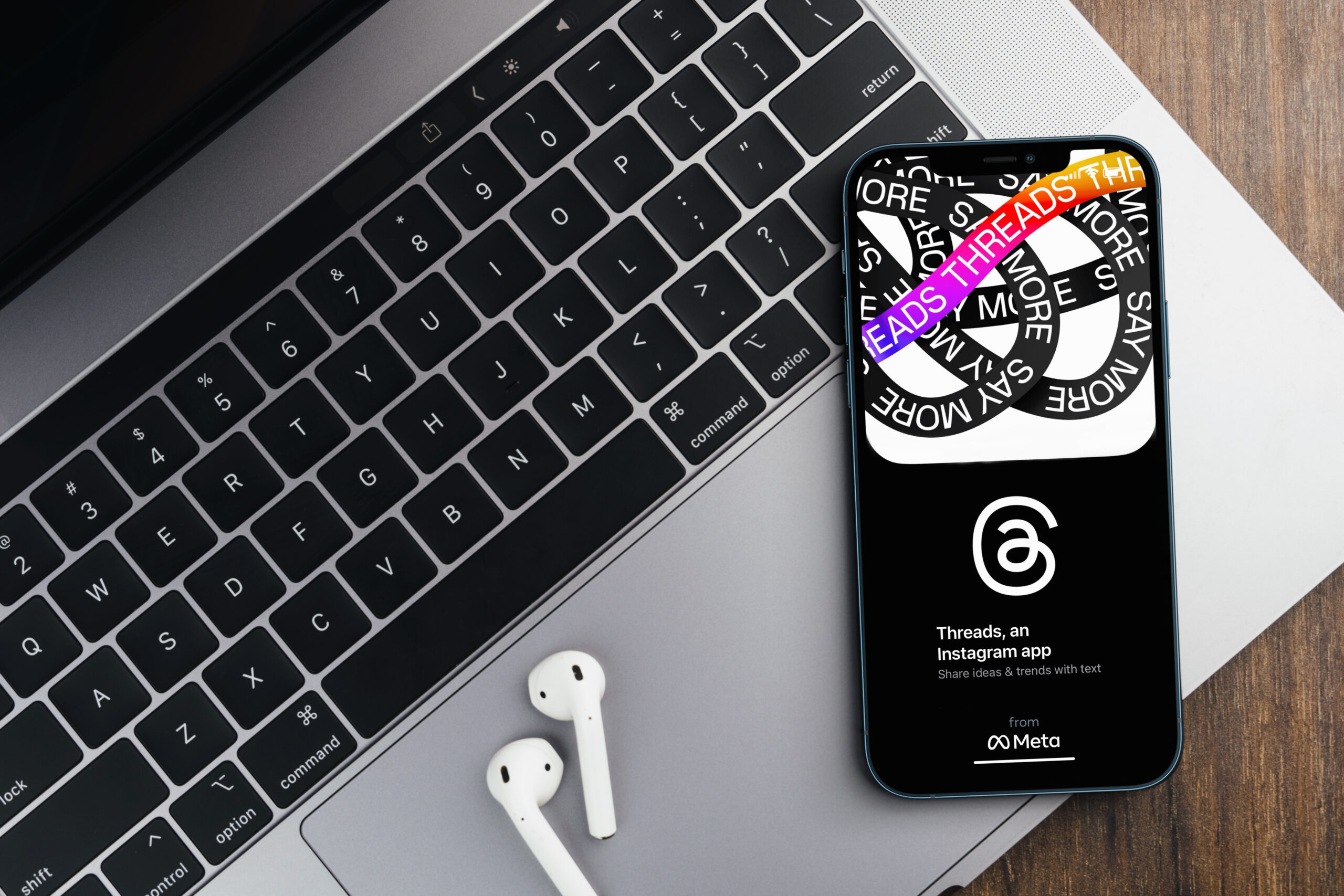 Threadsが映し出されたスマートフォンとパソコン