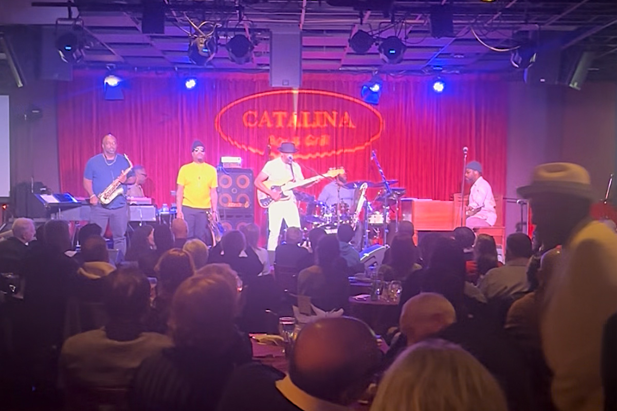 Marcus Millerとバンドの演奏