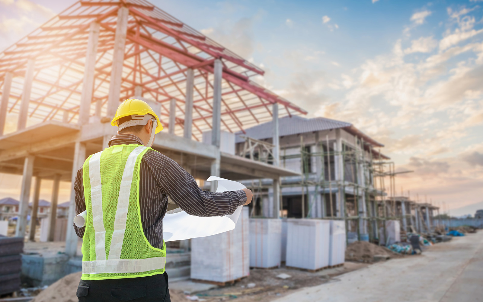 建設現場で図面を確認する作業員