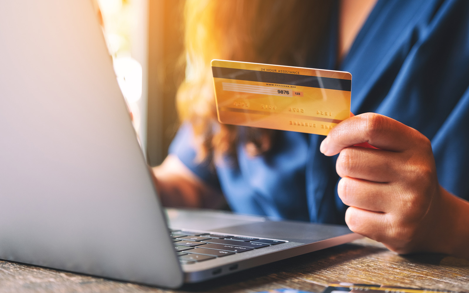 ノートパソコンでクレジットカード決済をする人
