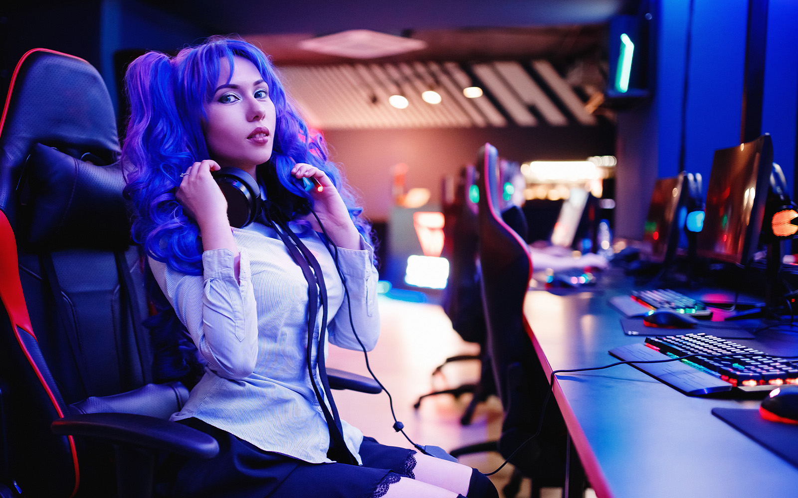 ヘッドホンをつけたゲーマーがパソコンに向かう様子