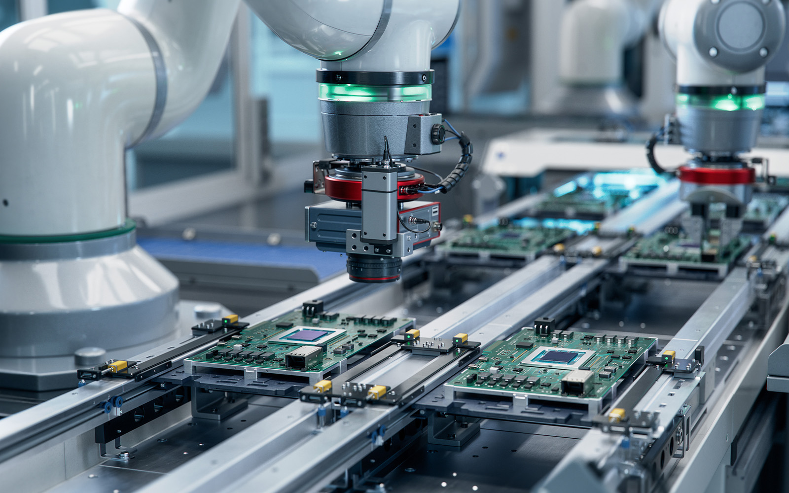 製造ラインで基板を組み立てるロボットアーム