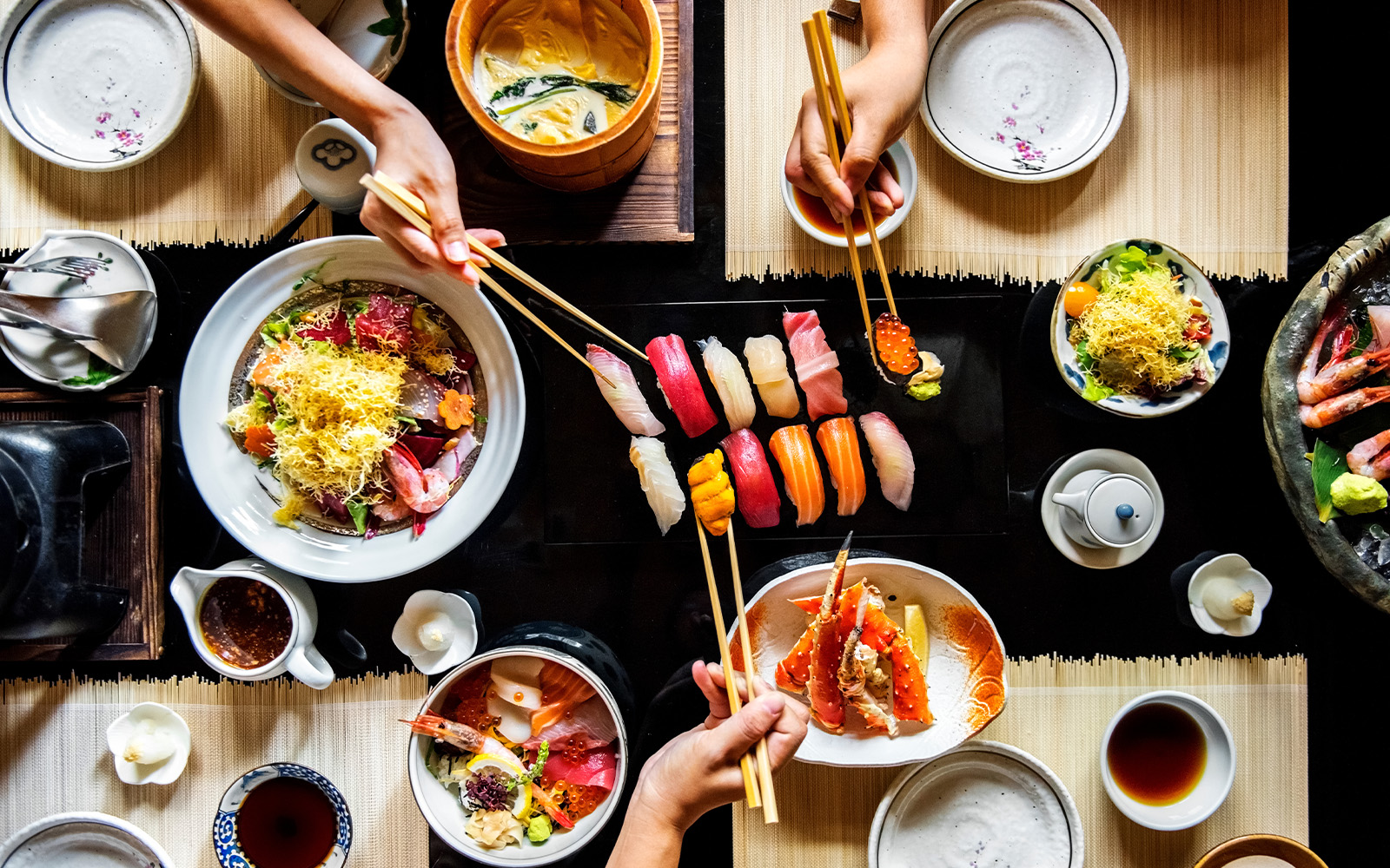 寿司と和食が並ぶ食事のテーブル