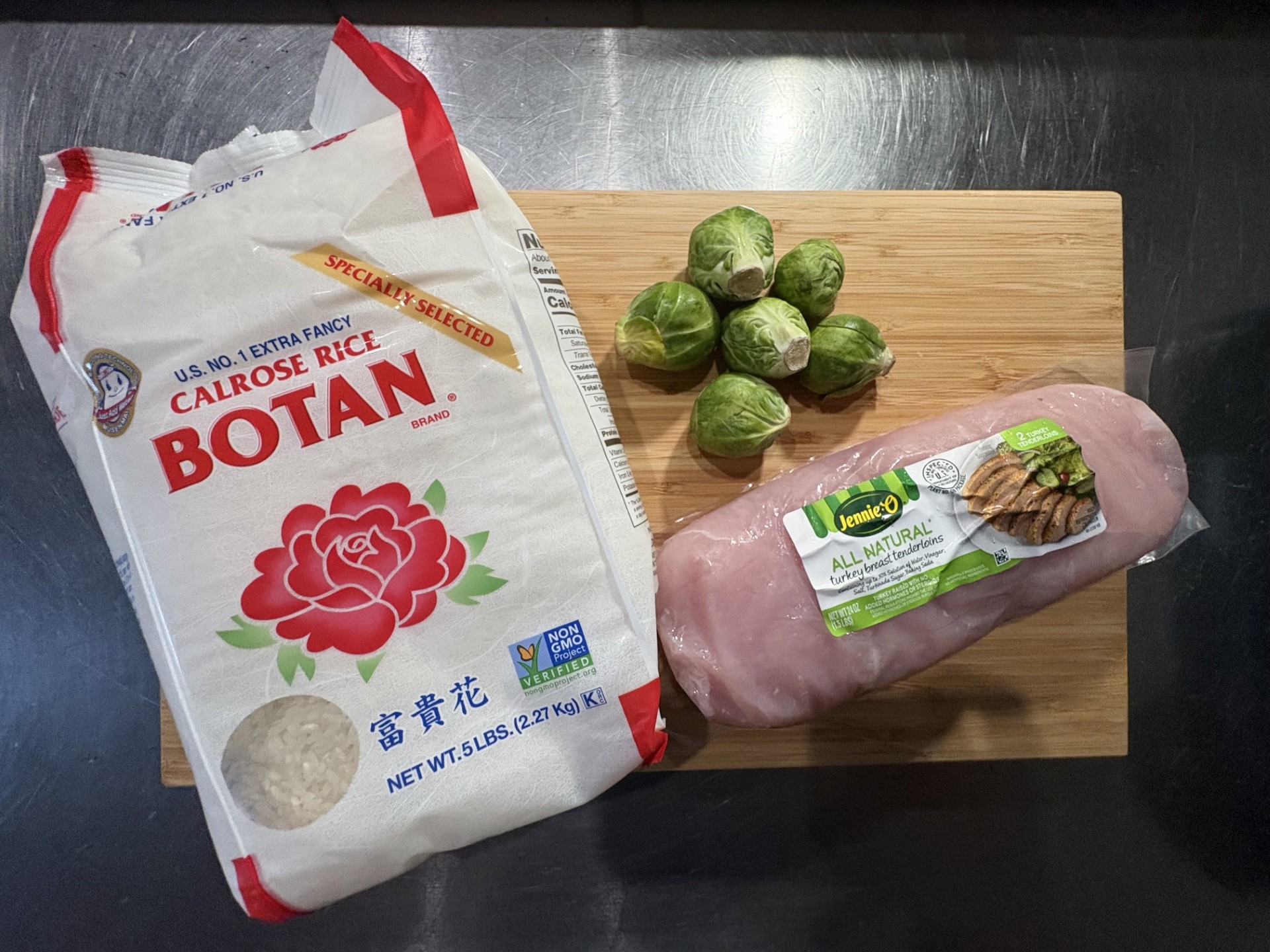 まな板の上のTurkey、Brussel Sprout、Calrose Rice