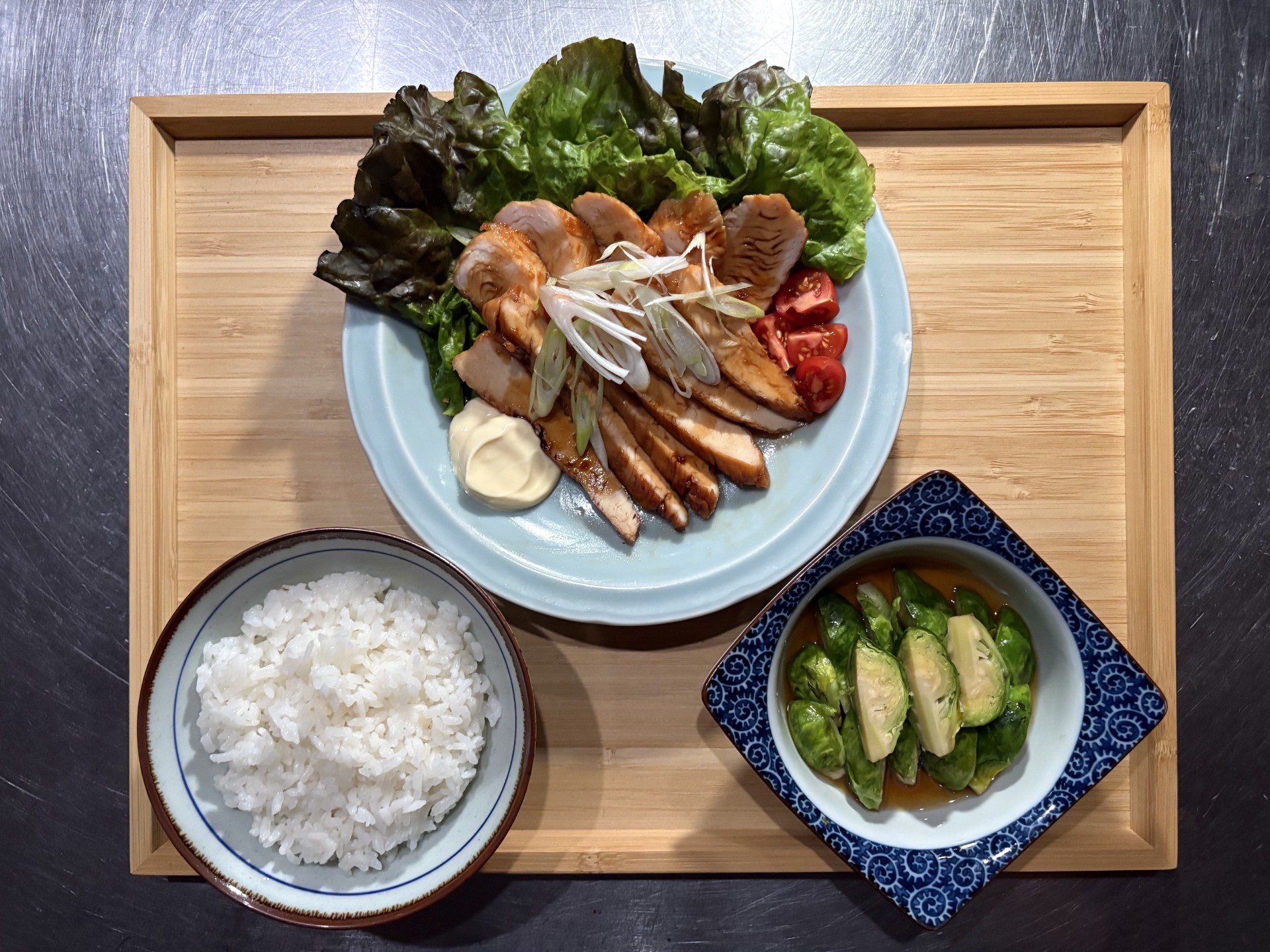 お盆の上の白ご飯、Turkeyの照り焼き、Brussel Sproutsのだし浸し