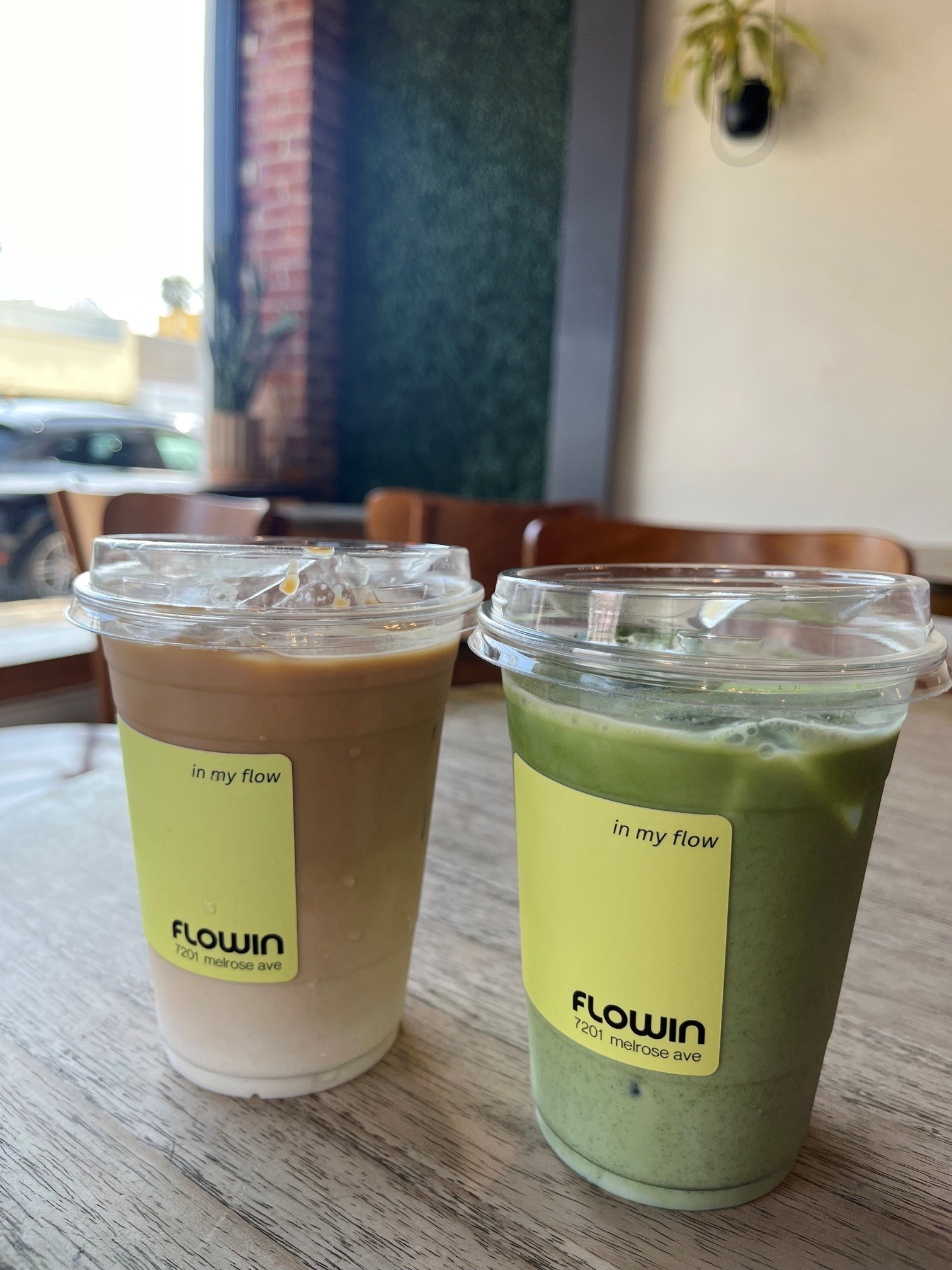 Flowin Cafeで注文したIced Matcha LatteとIced Latte