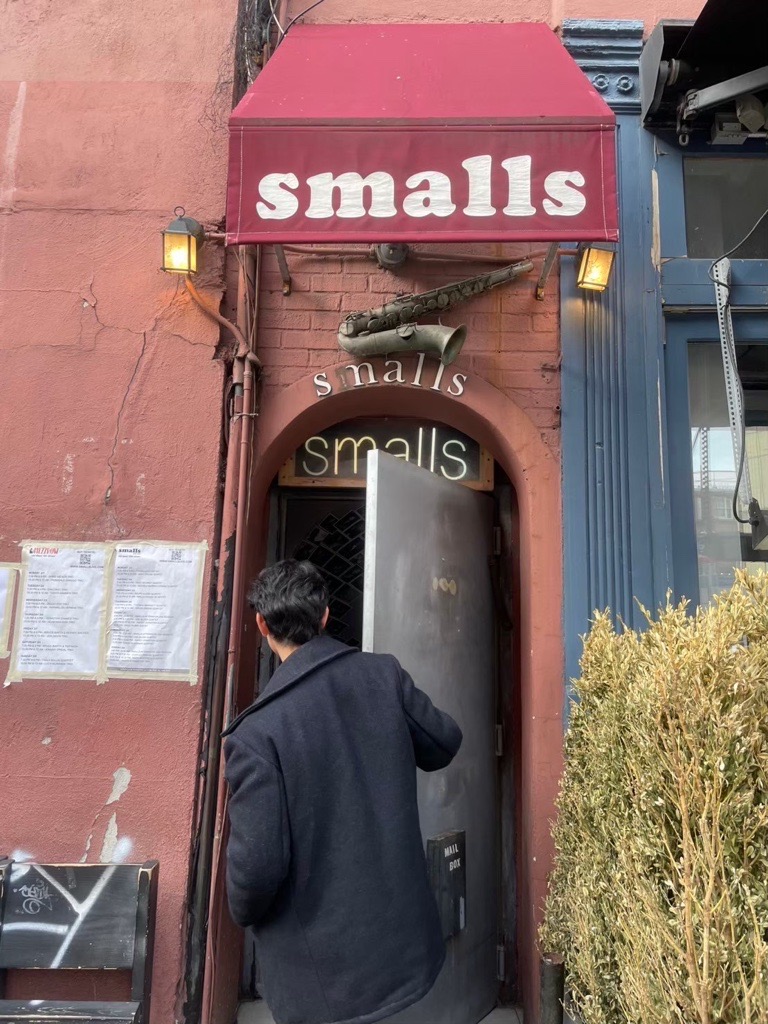Smallsの入口、赤い日よけの看板とサックスのオブジェ