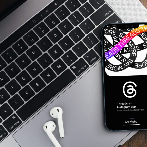 Threadsが映し出されたスマートフォンとパソコン