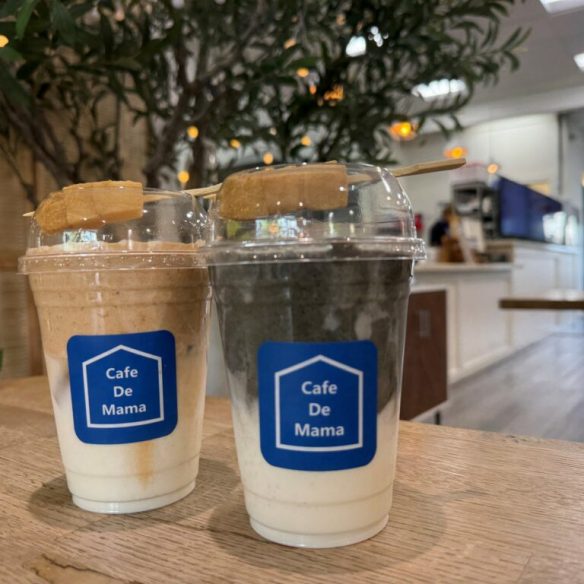 Cafe De Mamaの店内とMochi Letteの2杯
