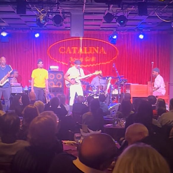 Marcus Millerとバンドの演奏